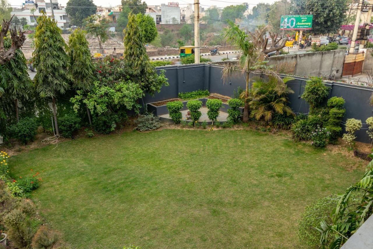 De Manora Homes - Unpretentious Hotel With A Garden , Posh Area Ranjit Avenue Amritsar Bagian luar foto