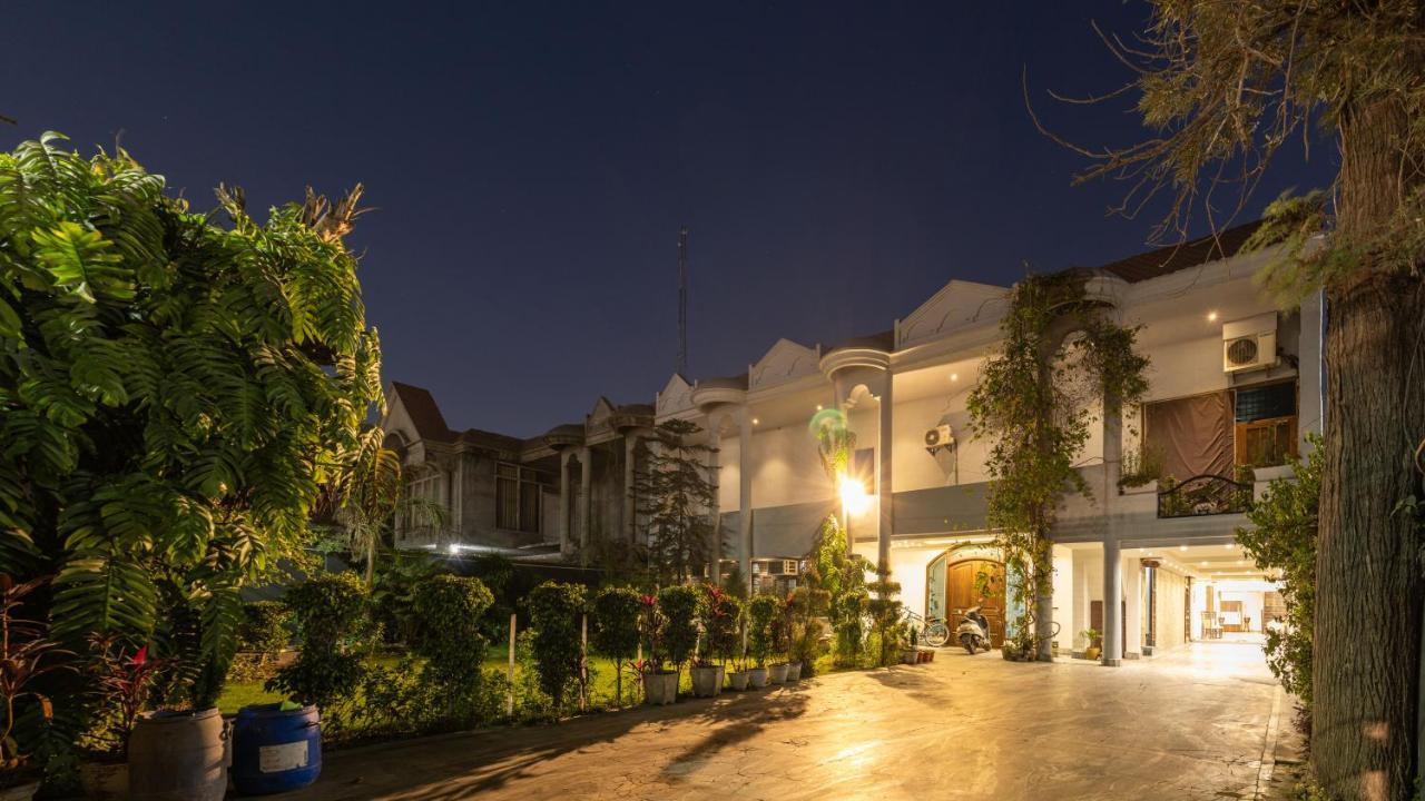 De Manora Homes - Unpretentious Hotel With A Garden , Posh Area Ranjit Avenue Amritsar Bagian luar foto