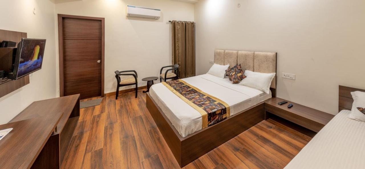 De Manora Homes - Unpretentious Hotel With A Garden , Posh Area Ranjit Avenue Amritsar Bagian luar foto