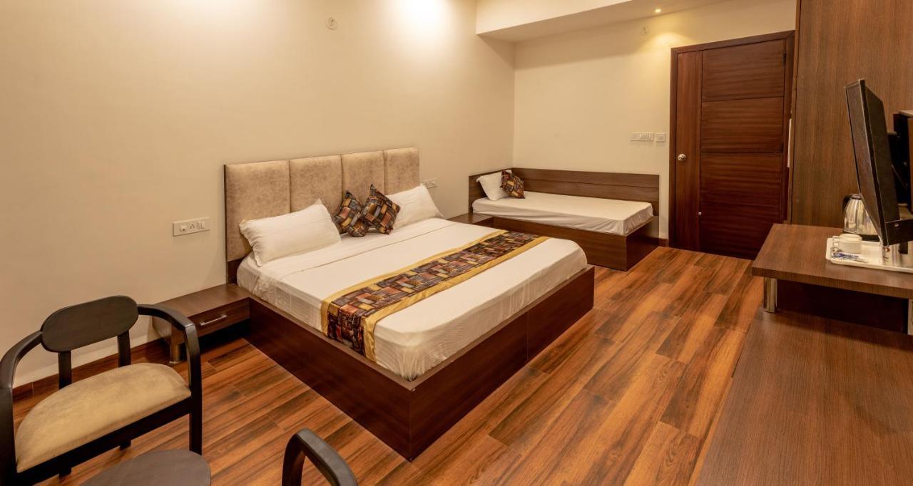 De Manora Homes - Unpretentious Hotel With A Garden , Posh Area Ranjit Avenue Amritsar Ruang foto