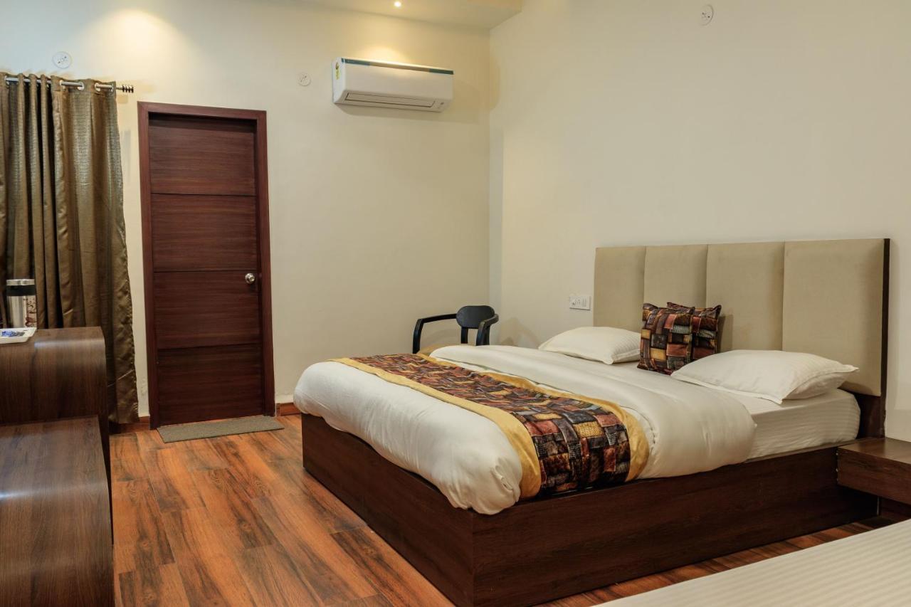 De Manora Homes - Unpretentious Hotel With A Garden , Posh Area Ranjit Avenue Amritsar Bagian luar foto